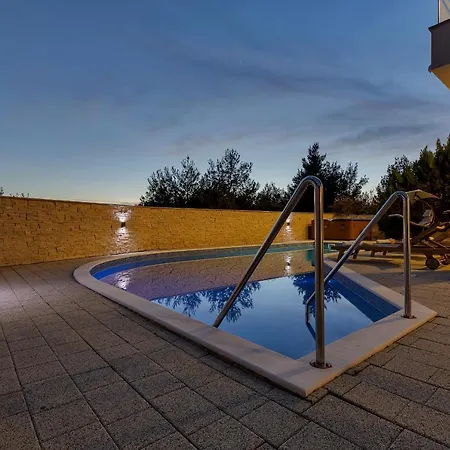 Lujnovic Apartment Makarska