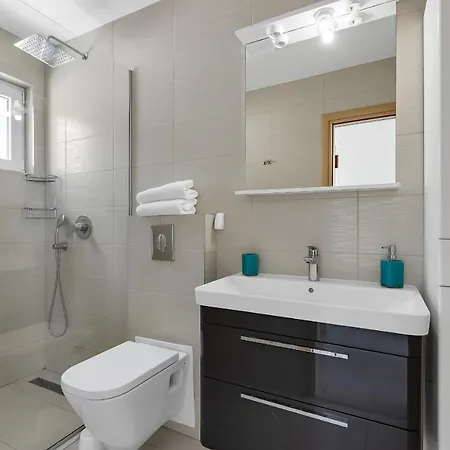 Lujnovic Apartamento Makarska